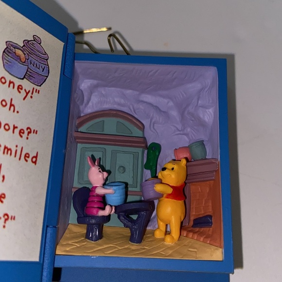 Hallmark Winnie the Pooh Keepsake ornament. A visit from Piglet - Picture 8 of 10